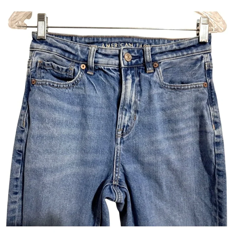 American Eagle Mom Jeans‎ Sz 2 Short Light Wash Distressed Ripped Denim Stretch